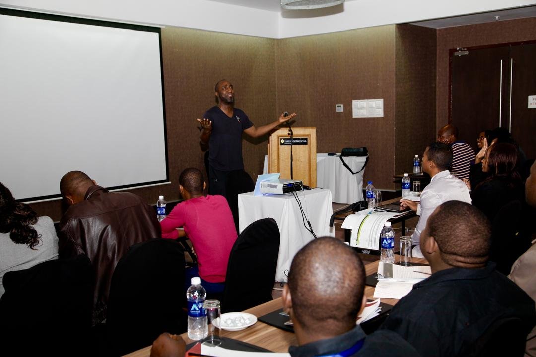 Adéwálé Àjàdí speaking at a session